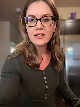Snapshot of MaiseKnox chatting on October 2025 10:43:01 PM MaiseKnox online show from October 2025 10:43:01 PM
