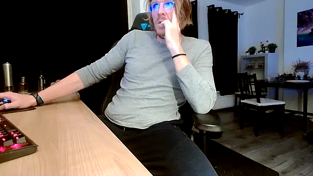 Snapshot of FatBalls chatting on October 2025 10:42:02 PM FatBalls online show from October 2025 10:42:02 PM