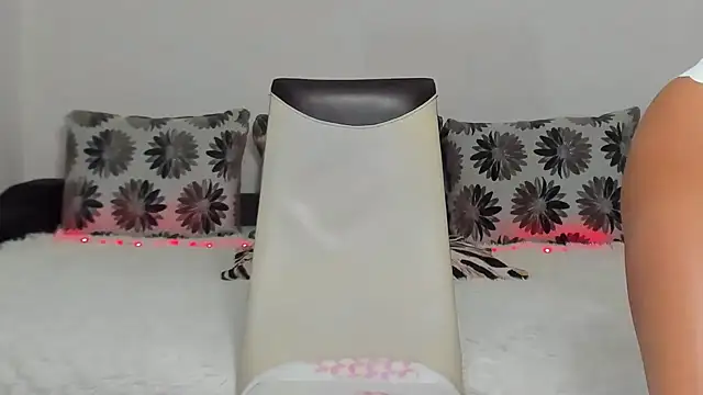 Snapshot of BesttPussy4u chatting on February 2025 07:15:01 AM BesttPussy4u online show from February 2025 07:15:01 AM