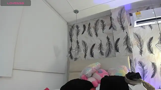 Snapshot of Vivi_prinncess chatting on October 2025 11:04:01 PM Vivi prinncess online show from October 2025 11:04:01 PM