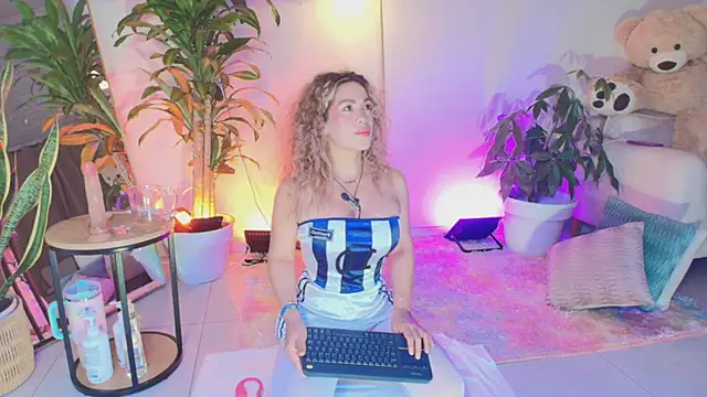 Snapshot of erotik_lady chatting on June 2026 04:39:01 AM erotik lady online show from June 2026 04:39:01 AM