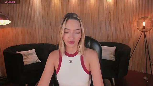 Snapshot of MelissaMoore_ chatting on June 2026 10:43:01 AM MelissaMoore online show from June 2026 10:43:01 AM