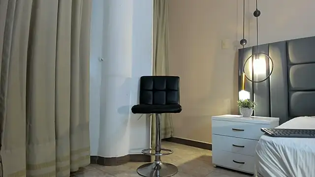 AGATHAA WHITE online show from November 2025 11:47:01 AM