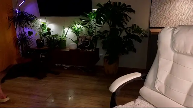 Snapshot of AliceKingsleigh chatting on December 2024 11:17:01 AM AliceKingsleigh online show from December 2024 11:17:01 AM