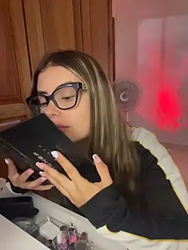 Miss valeriaa online show from April 2026 09:54:01 PM