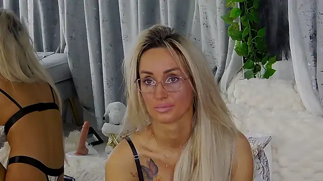 Snapshot of IsabelleEthan chatting on December 2025 02:18:02 AM IsabelleEthan online show from December 2025 02:18:02 AM