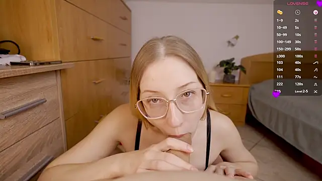 foxeslovefoxes online show from April 2026 10:55:01 AM