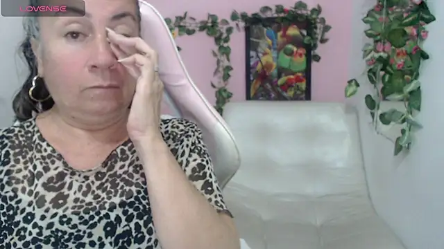 Snapshot of stepmother_105 chatting on October 2025 03:32:02 PM stepmother 105 online show from October 2025 03:32:02 PM