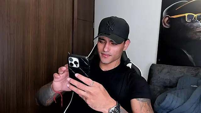 Snapshot of Alessandro_Vanni chatting on March 2025 07:40:02 AM Alessandro Vanni online show from March 2025 07:40:02 AM