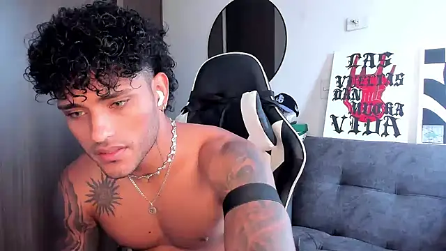 Snapshot of Alessandro_Vanni chatting on October 2025 01:01:02 PM Alessandro Vanni online show from October 2025 01:01:02 PM