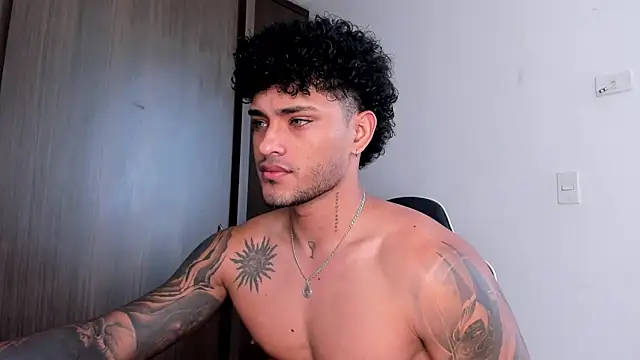 Snapshot of Alessandro_Vanni chatting on February 2025 12:55:01 PM Alessandro Vanni online show from February 2025 12:55:01 PM