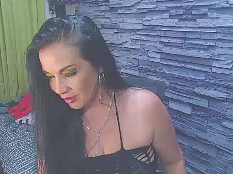Snapshot of Cruela_deviil chatting on January 2025 04:00:02 AM Cruela deviil online show from January 2025 04:00:02 AM