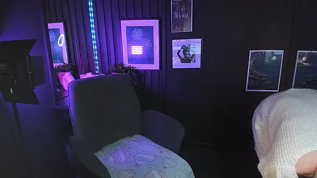 Snapshot of CarmenSoft chatting on November 2025 08:23:01 PM CarmenSoft online show from November 2025 08:23:01 PM