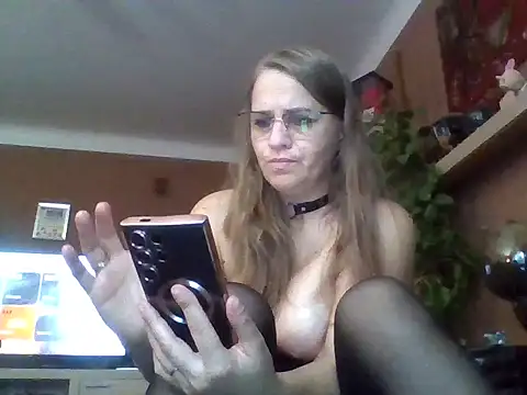 Snapshot of Blonikicia chatting on November 2025 09:43:01 AM Blonikicia online show from November 2025 09:43:01 AM