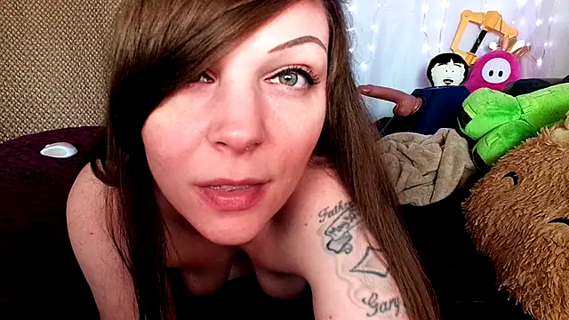 GamerGirlRoxyAndLee online show from February 2025 10:10:02 PM