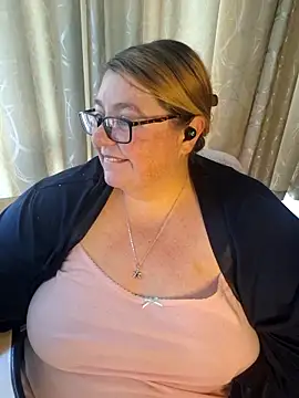 Snapshot of Iceprincess2bad4u chatting on May 2026 06:20:01 AM Iceprincess2bad4u online show from May 2026 06:20:01 AM
