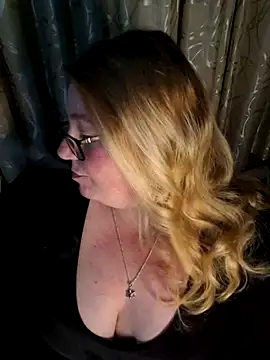 Snapshot of Iceprincess2bad4u chatting on June 2026 06:02:02 PM Iceprincess2bad4u online show from June 2026 06:02:02 PM