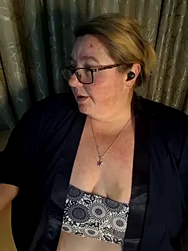 Snapshot of Iceprincess2bad4u chatting on May 2026 07:22:01 PM Iceprincess2bad4u online show from May 2026 07:22:01 PM