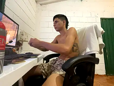 Snapshot of Max_TheHorseDick chatting on October 2025 02:34:02 AM Max TheHorseDick online show from October 2025 02:34:02 AM