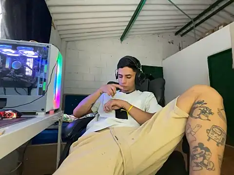 Max TheHorseDick online show from April 2026 04:46:01 PM