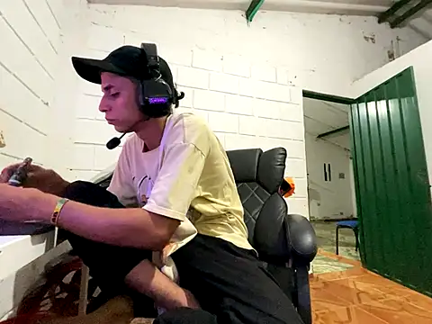 Max TheHorseDick online show from November 2025 10:45:01 PM