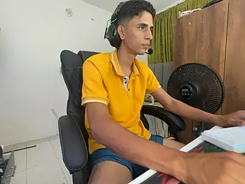 Snapshot of Max_TheHorseDick chatting on January 2025 03:11:01 AM Max TheHorseDick online show from January 2025 03:11:01 AM