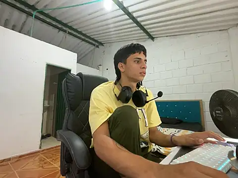 Snapshot of Max_TheHorseDick chatting on March 2025 10:18:02 PM Max TheHorseDick online show from March 2025 10:18:02 PM
