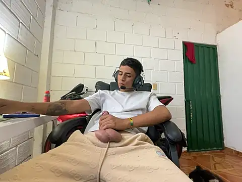 Max TheHorseDick online show from November 2025 07:06:01 PM