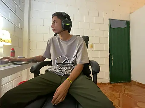 Max TheHorseDick online show from November 2025 03:32:02 AM