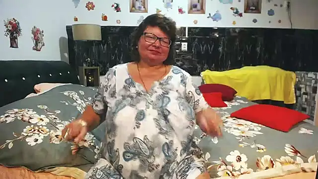 Snapshot of SweetMommaX chatting on April 2026 04:02:01 PM SweetMommaX online show from April 2026 04:02:01 PM