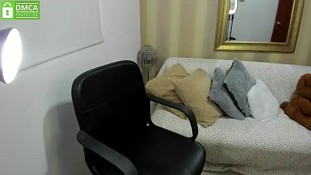 Snapshot of NicolettColin chatting on September 2025 06:25:01 PM NicolettColin online show from September 2025 06:25:01 PM
