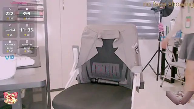 Snapshot of Shyn__ chatting on December 2025 04:51:02 AM Shyn online show from December 2025 04:51:02 AM