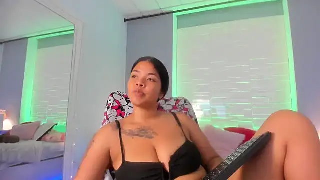 SophiaaStone online show from December 2025 11:38:02 AM