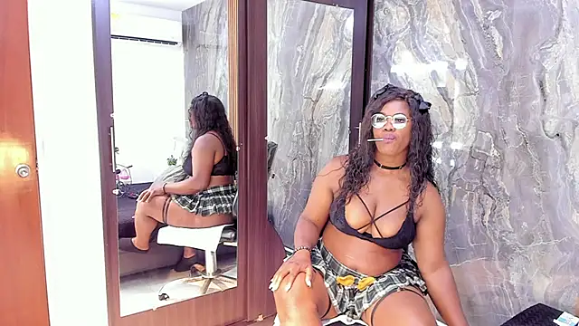 Snapshot of LauraSaenz01 chatting on October 2025 03:52:02 AM LauraSaenz01 online show from October 2025 03:52:02 AM