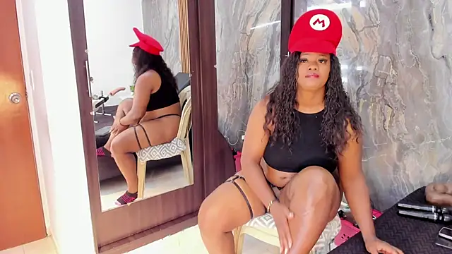 LauraSaenz01 online show from November 2025 03:39:02 AM