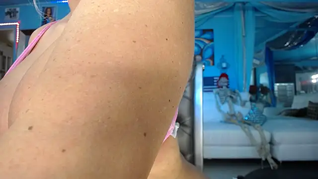 ADRIANNA FOX online show from November 2025 06:56:01 PM