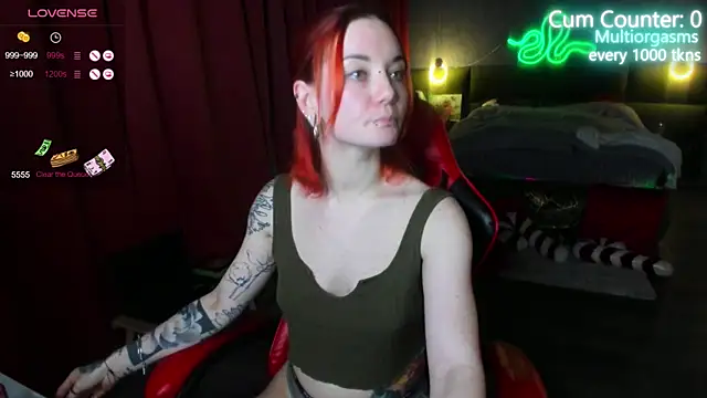 Snapshot of MaxPhoenixx chatting on December 2024 04:40:01 AM MaxPhoenixx online show from December 2024 04:40:01 AM