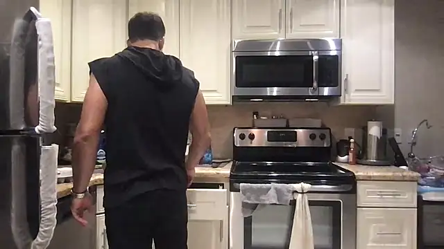 Snapshot of BigGuyMuscle chatting on June 2026 01:21:01 AM BigGuyMuscle online show from June 2026 01:21:01 AM