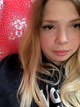 Snapshot of Zuli_Kiska chatting on October 2025 07:59:01 PM Zuli Kiska online show from October 2025 07:59:01 PM