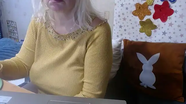 Snapshot of QueenLana chatting on October 2025 10:27:02 AM QueenLana online show from October 2025 10:27:02 AM