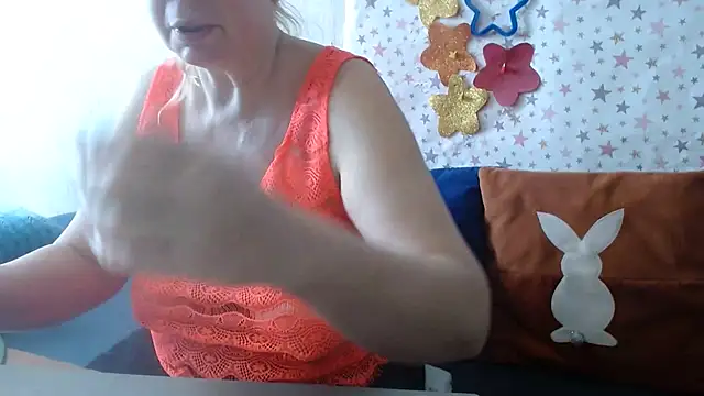 Snapshot of QueenLana chatting on April 2026 07:00:01 AM QueenLana online show from April 2026 07:00:01 AM