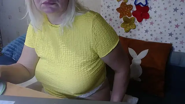 Snapshot of QueenLana chatting on November 2025 05:11:02 AM QueenLana online show from November 2025 05:11:02 AM