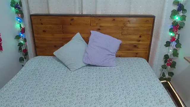 Snapshot of NikkieMilky chatting on January 2026 04:38:01 AM NikkieMilky online show from January 2026 04:38:01 AM