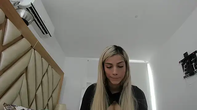 Snapshot of briana_wonder69xxx chatting on May 2026 02:35:02 PM briana wonder69xxx online show from May 2026 02:35:02 PM