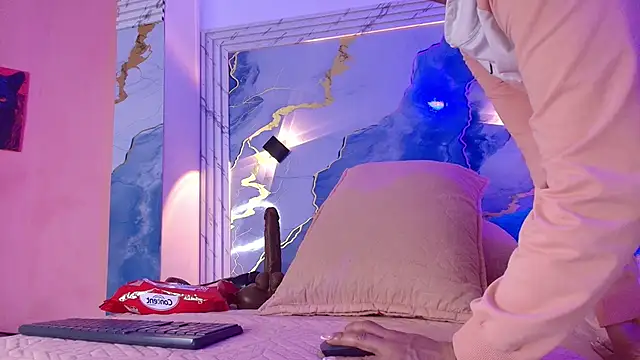 lorrayne  online show from November 2025 12:09:02 PM