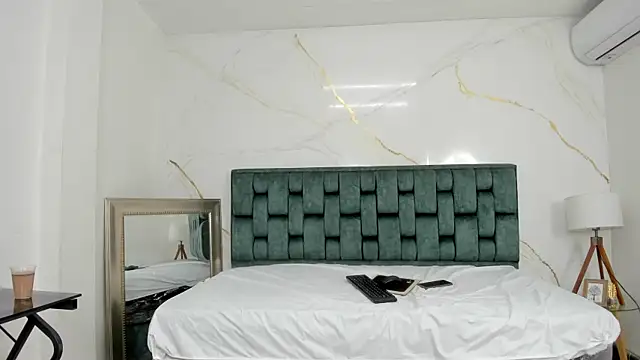 IsiisLovei online show from November 2025 01:49:01 PM