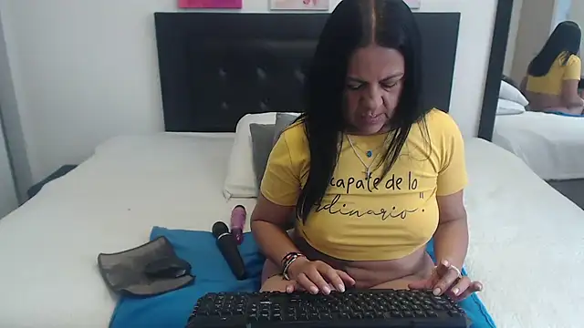 katiehotx online show from October 2025 02:27:02 PM