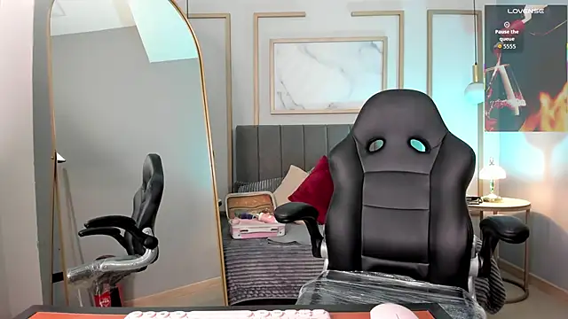 Holly madison  online show from February 2026 01:55:02 PM