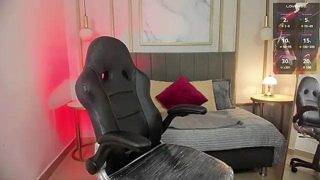 Holly madison  online show from April 2026 01:49:01 PM