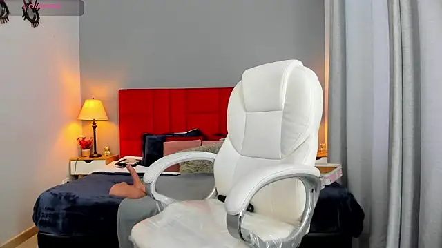 Holly madison  online show from October 2025 12:17:02 PM